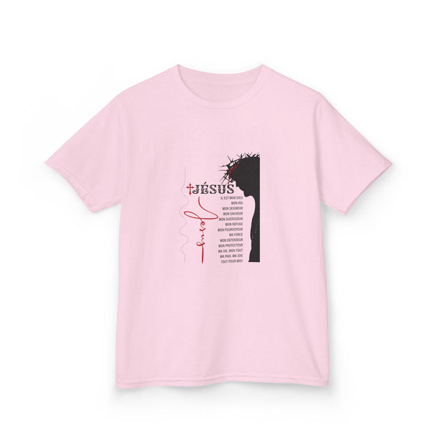 T-shirt rose pour enfant avec une illustration de Jésus et des inscriptions religieuses.