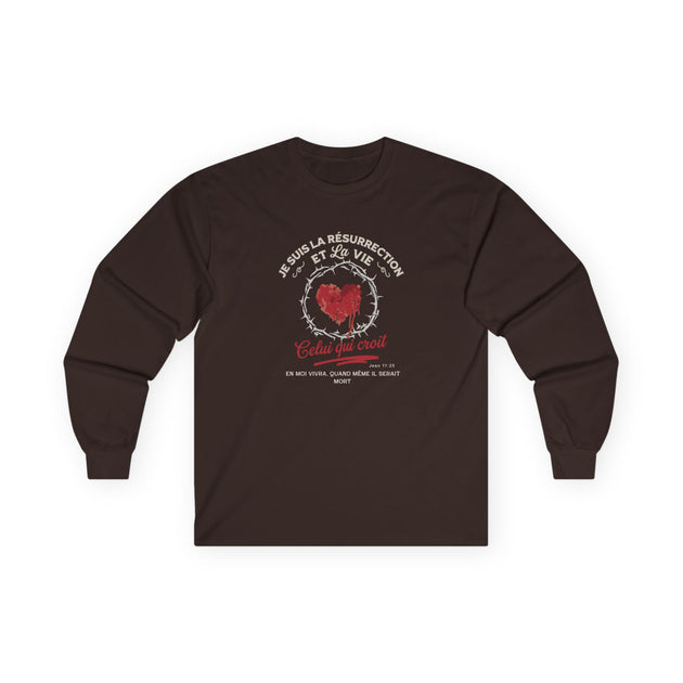 T-shirt à manches longues marron pour homme avec un motif de cœur entouré d'épines.
