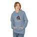 Une femme porte un sweat à capuche bleu clair avec une illustration de corbeau et de roses.