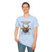 Un homme porte un t-shirt bleu clair avec une illustration de cerf et un verset biblique.