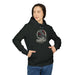 Une femme porte un sweat à capuche noir avec une illustration de corbeau et des roses.