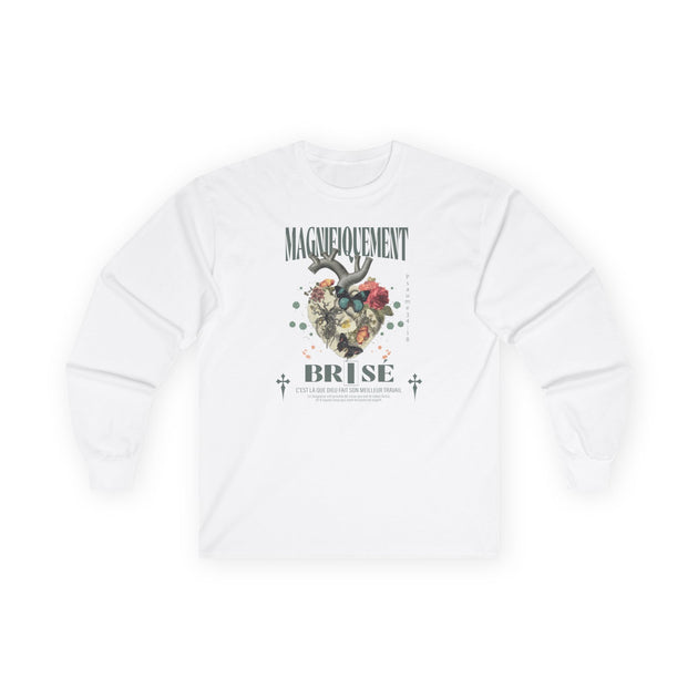 T-shirt blanc à manches longues avec un motif de cœur anatomique floral et des inscriptions.