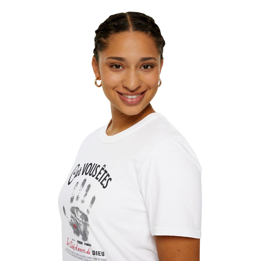 Une femme porte un t-shirt blanc avec une empreinte de main et le texte Car vous êtes.