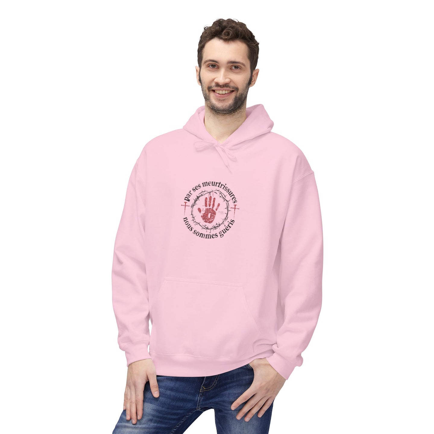 Un homme porte un sweat à capuche rose avec une impression religieuse sur la poitrine.