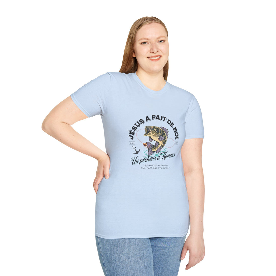 Une femme porte un t-shirt bleu clair avec une illustration de poisson et un message religieux.