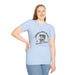 Une femme porte un t-shirt bleu clair avec une illustration de poisson et un message religieux.