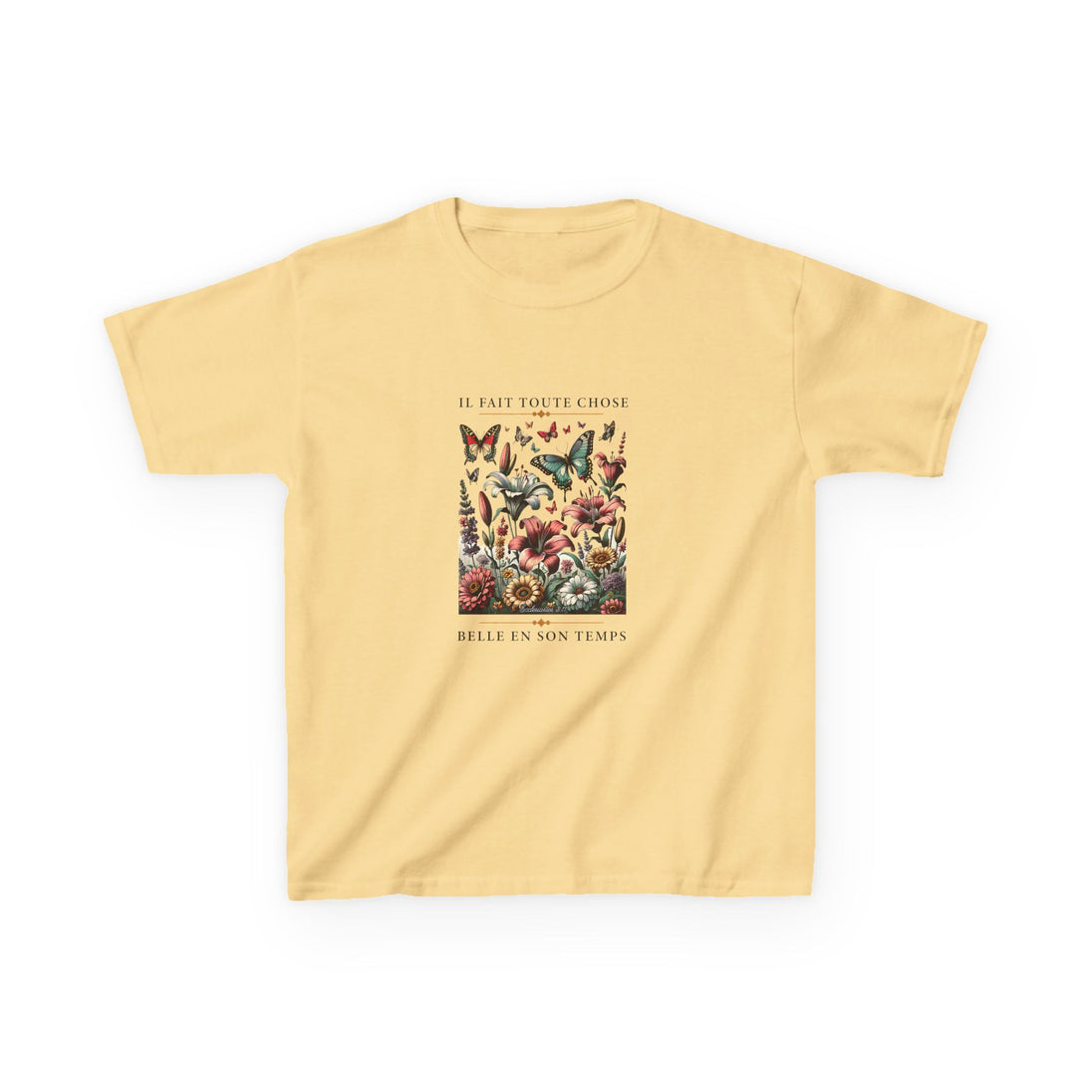 T-shirt jaune pour enfant avec une illustration florale et de papillons accompagnée d'un texte.