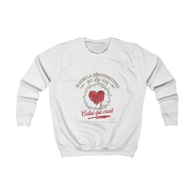 Sweat-shirt blanc pour enfant avec un motif de cœur entouré d'épines et un texte religieux.