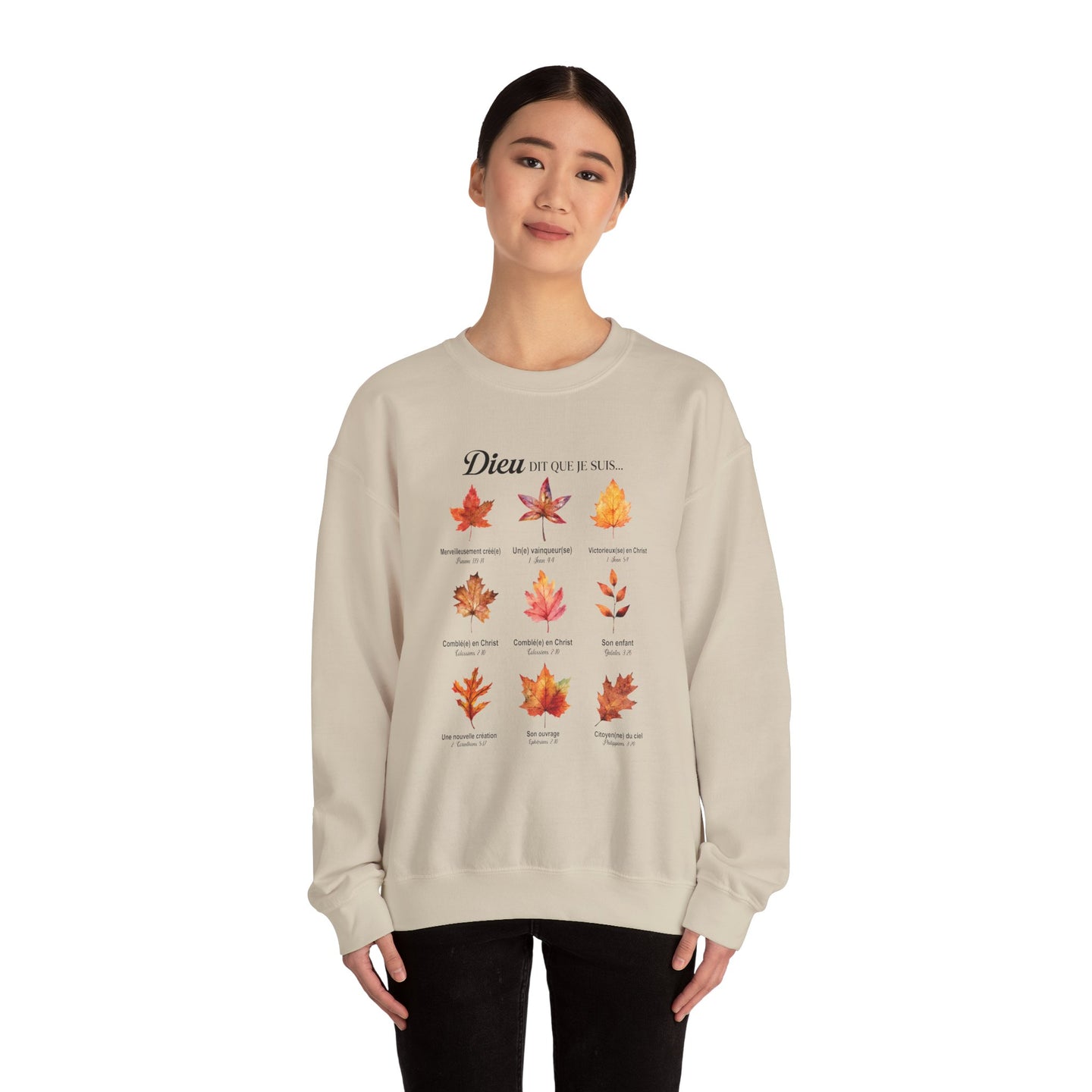 Une femme porte un sweatshirt beige orné de neuf feuilles illustrées et de versets bibliques.