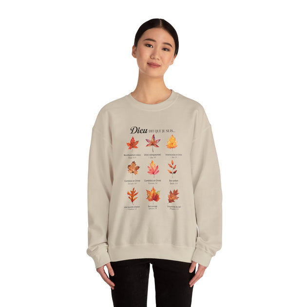 Une femme porte un sweatshirt beige orné de neuf feuilles illustrées et de versets bibliques.