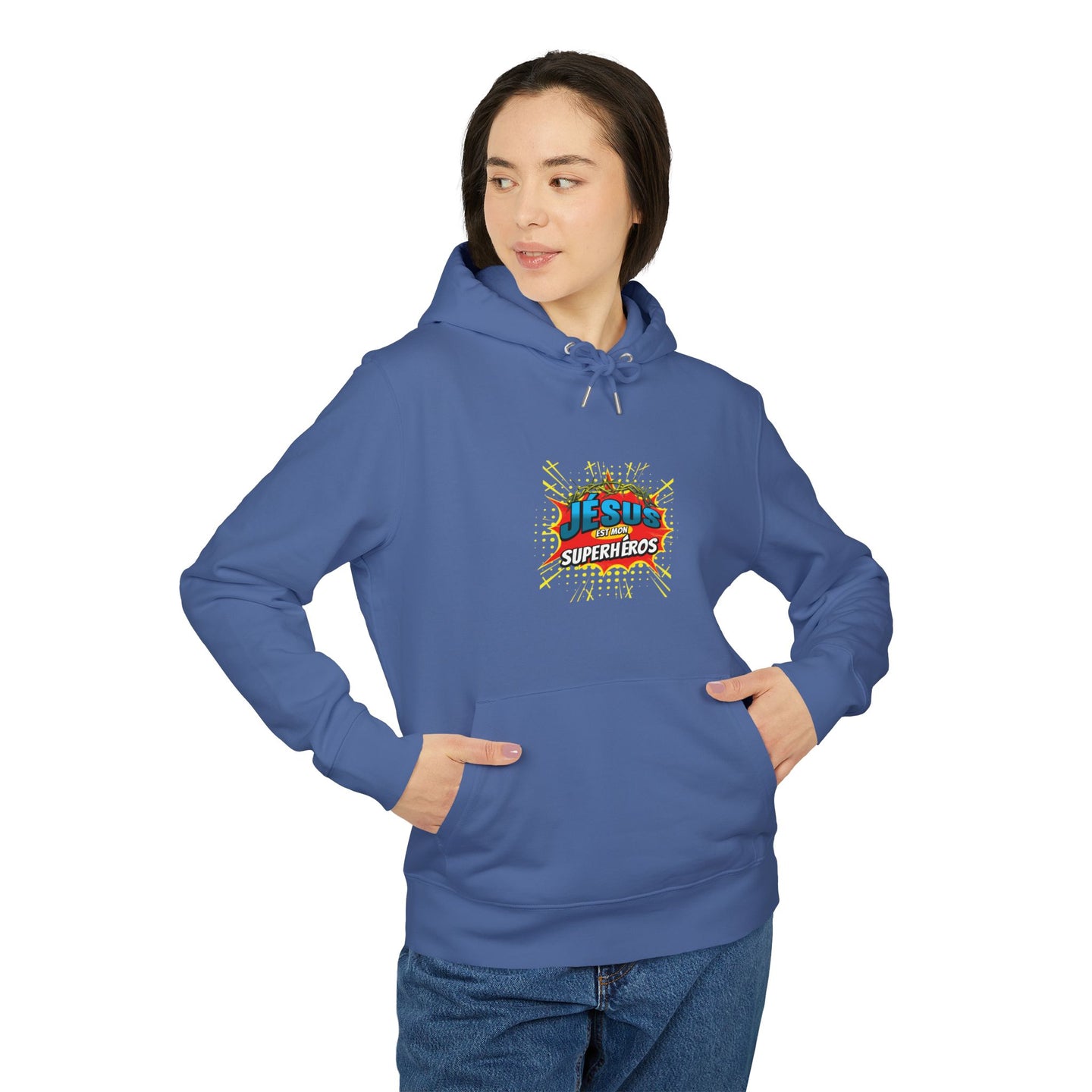 Une femme porte un sweat à capuche bleu avec le texte Jésus est mon superhéros sur la poitrine.