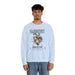 Un homme porte un sweatshirt bleu clair avec une illustration de cœur floral et du texte imprimé.
