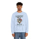 Un homme porte un sweatshirt bleu clair avec une illustration de cœur floral et du texte imprimé.