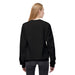 Une femme vue de dos porte un sweatshirt noir à coupe décontractée et épaules tombantes.