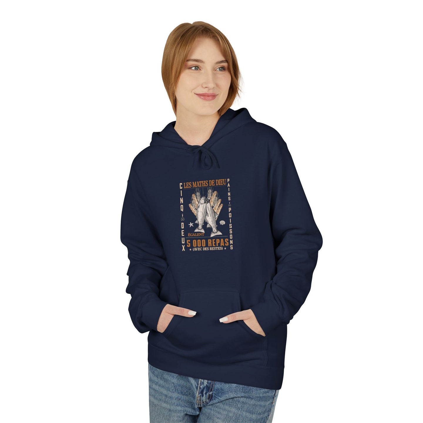 Une femme porte un sweat à capuche bleu marine avec une illustration de pains et de poissons.