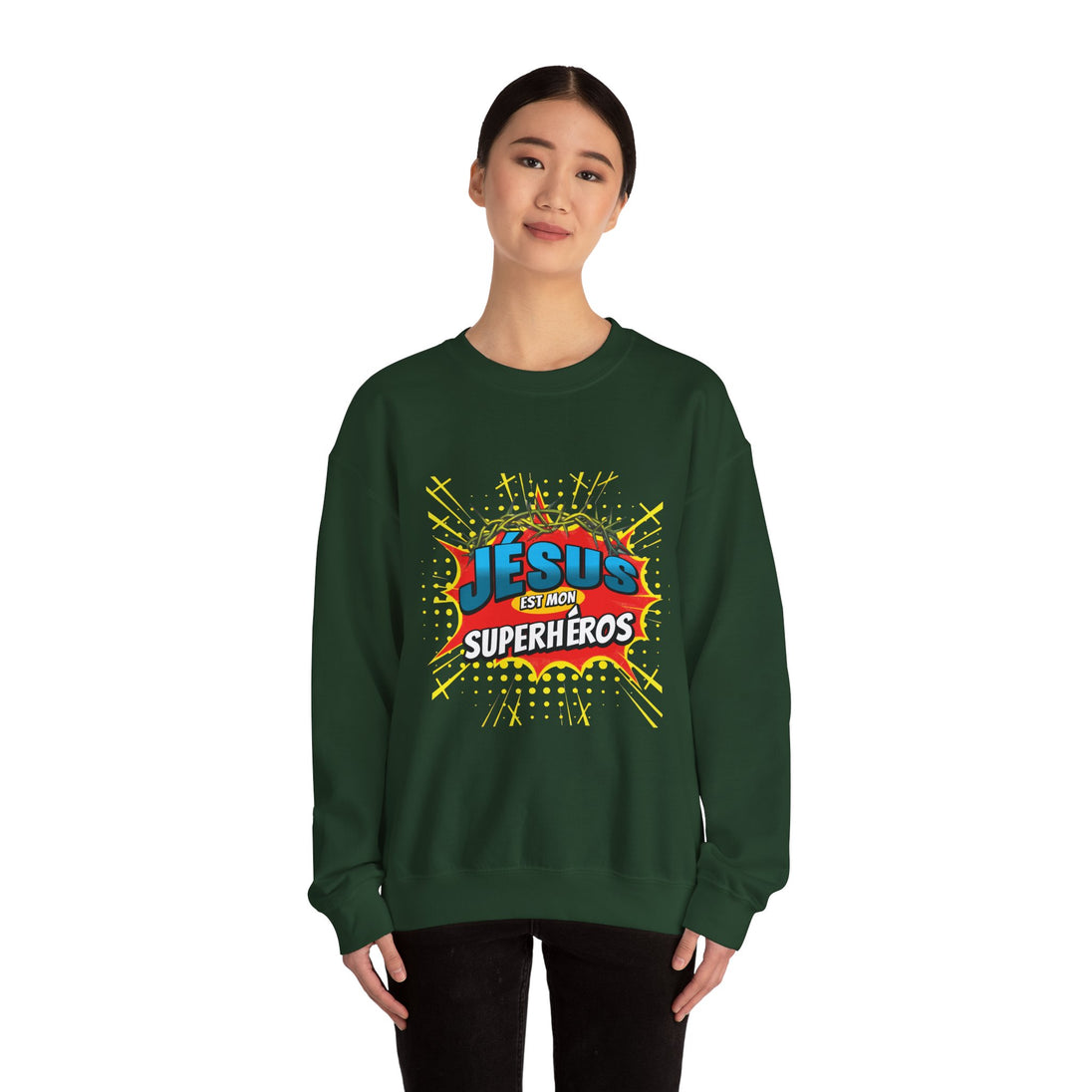 Une femme porte un sweatshirt vert foncé avec l'inscription Jésus est mon superhéros.