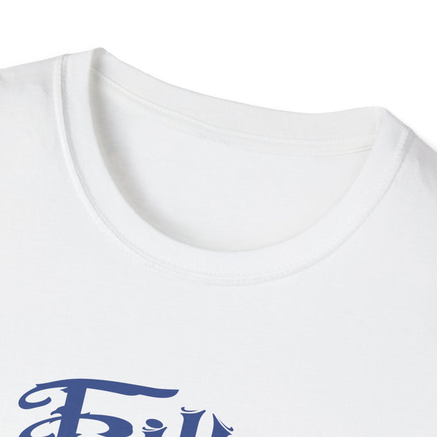 T-shirt blanc pour femme avec un col rond côtelé et une inscription bleue sur la poitrine.