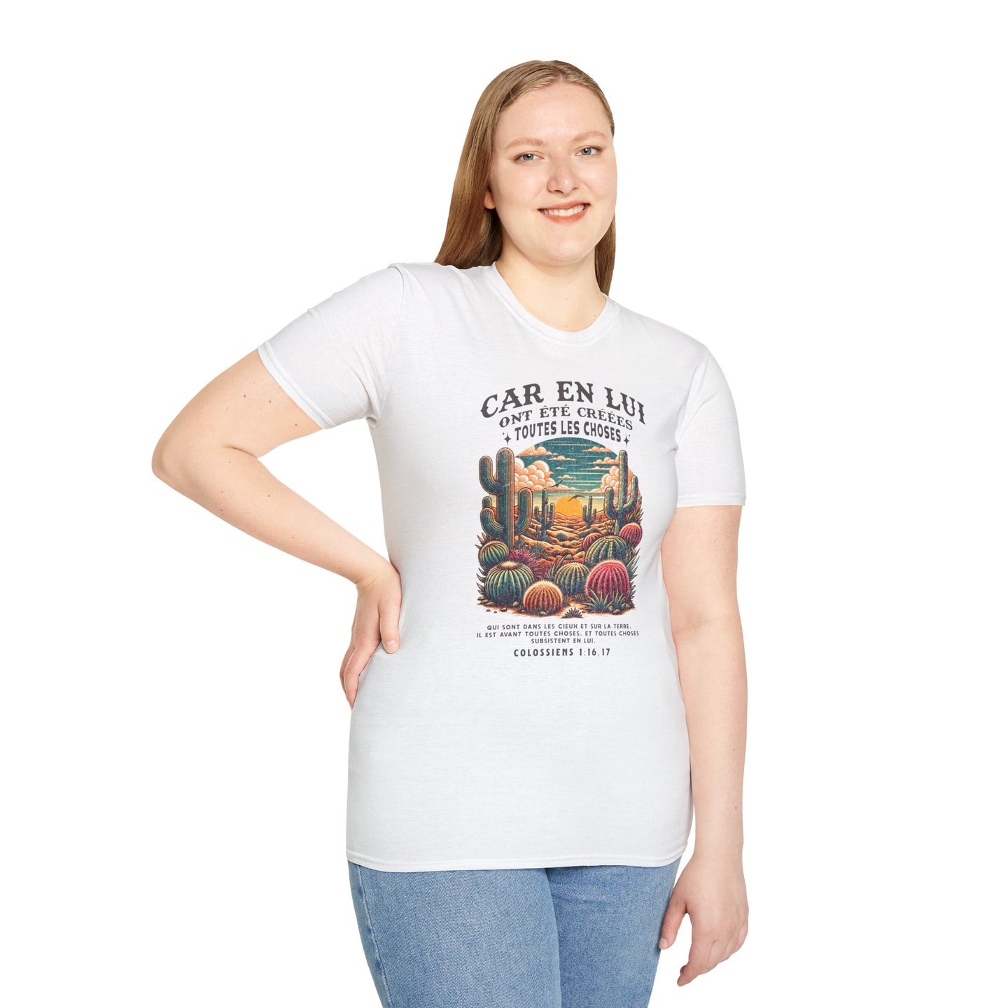 Femme portant un t-shirt jaune doux avec un motif de désert et le verset biblique Colossiens 1:16,17.