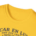 T-shirt jaune pour femme avec une inscription noire sur la poitrine.