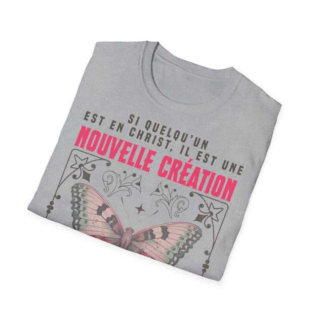 T-shirt gris plié avec l'inscription Si quelqu'un est en Christ, il est une nouvelle création.