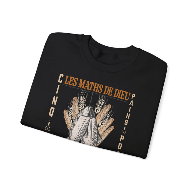 Un sweat-shirt noir plié avec une illustration de poissons, de pains et de blé.