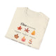 T-shirt beige plié orné de feuilles d'automne et de messages chrétiens inspirants.