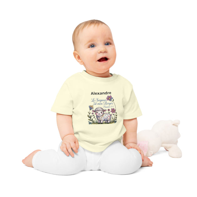 Bébé assis portant un t-shirt crème personnalisé avec un agneau et le texte Le Seigneur est mon Berger.