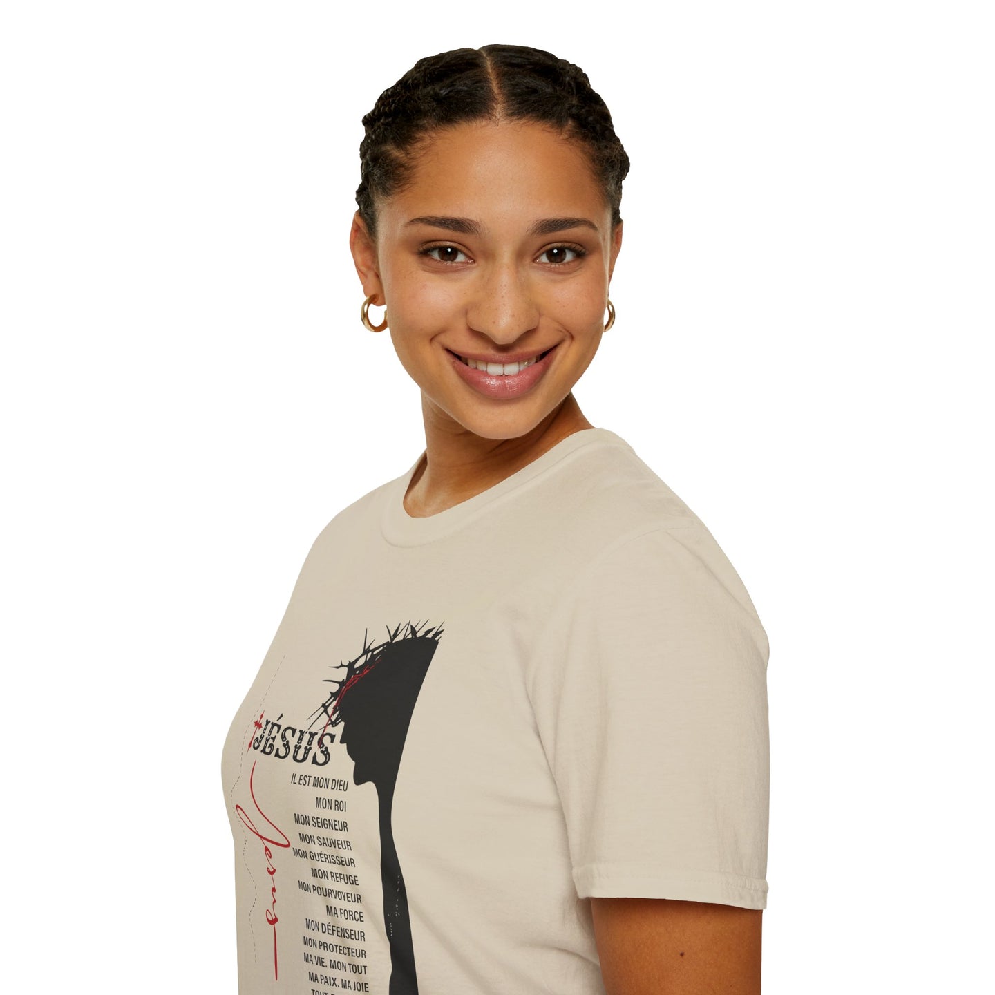 Une femme porte un t-shirt beige en coton avec une illustration de Jésus et des textes religieux.