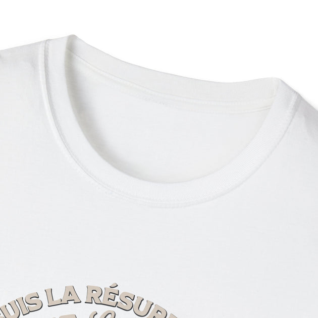 T-shirt blanc pour femme avec un col rond côtelé et une inscription partielle visible.