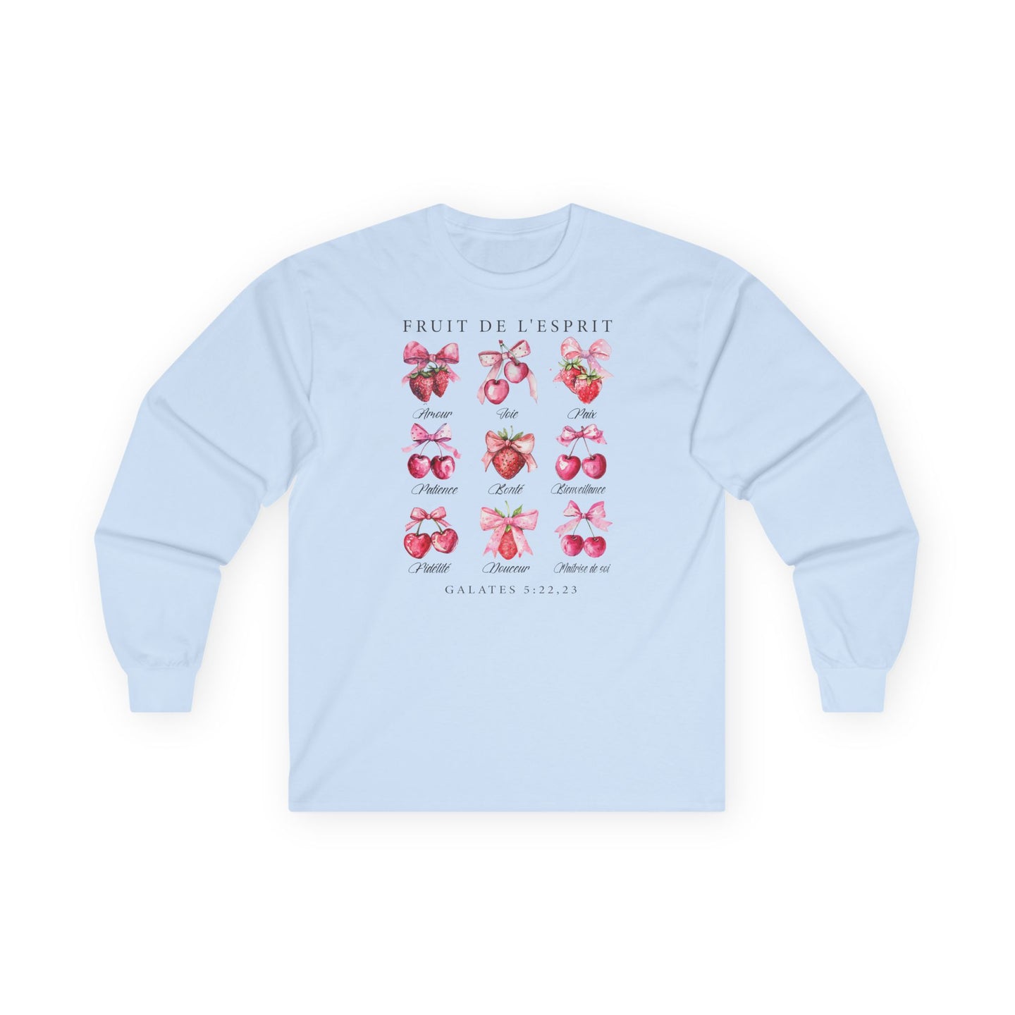 T-shirt bleu clair à manches longues avec un motif de fruits et texte sur le fruit de l'esprit.