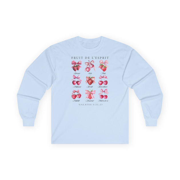 T-shirt bleu clair à manches longues avec un motif de fruits et texte sur le fruit de l'esprit.