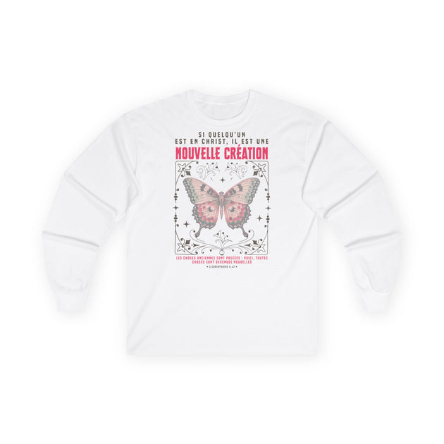 T-shirt blanc à manches longues avec un papillon et un verset biblique imprimés sur le devant.