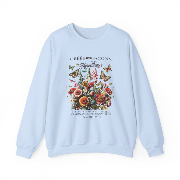 Sweat-shirt bleu clair avec un imprimé floral, des papillons et un verset biblique en français.