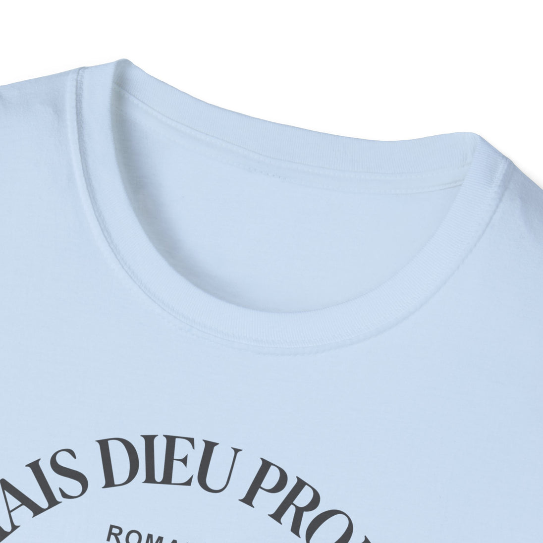 T-shirt blanc pour femme avec une inscription noire sur le col.
