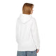 Une femme porte un sweat à capuche blanc uni, vu de dos, avec une coupe décontractée.