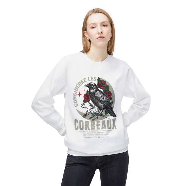 Sweatshirt blanc femme avec illustration de corbeau, roses et verset biblique Luc 12:24.