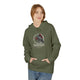 Une femme porte un sweat à capuche vert olive orné d'un motif de corbeau et de roses.