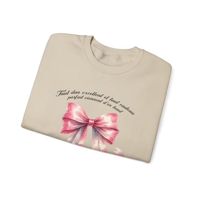 Sweatshirt beige plié avec un ruban rose aquarelle et l'inscription Tout don excellent.