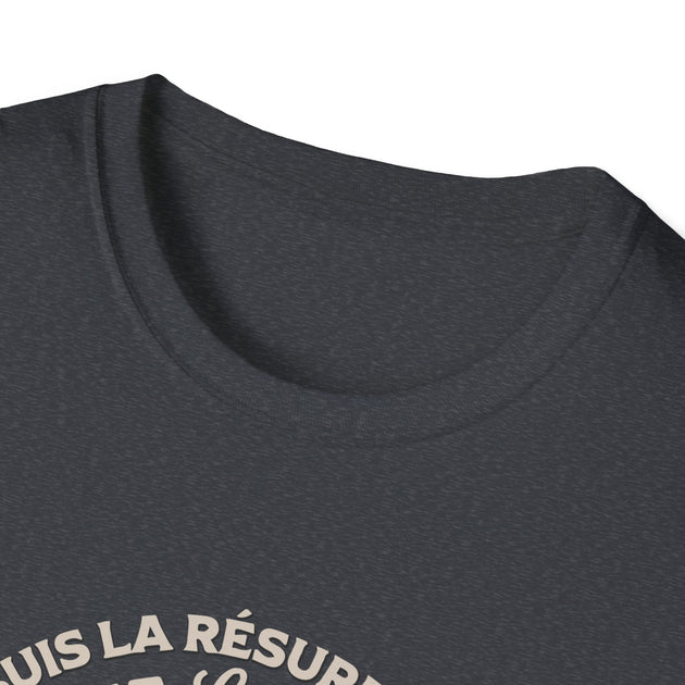 T-shirt gris foncé pour femme avec un col rond côtelé et une inscription partielle.