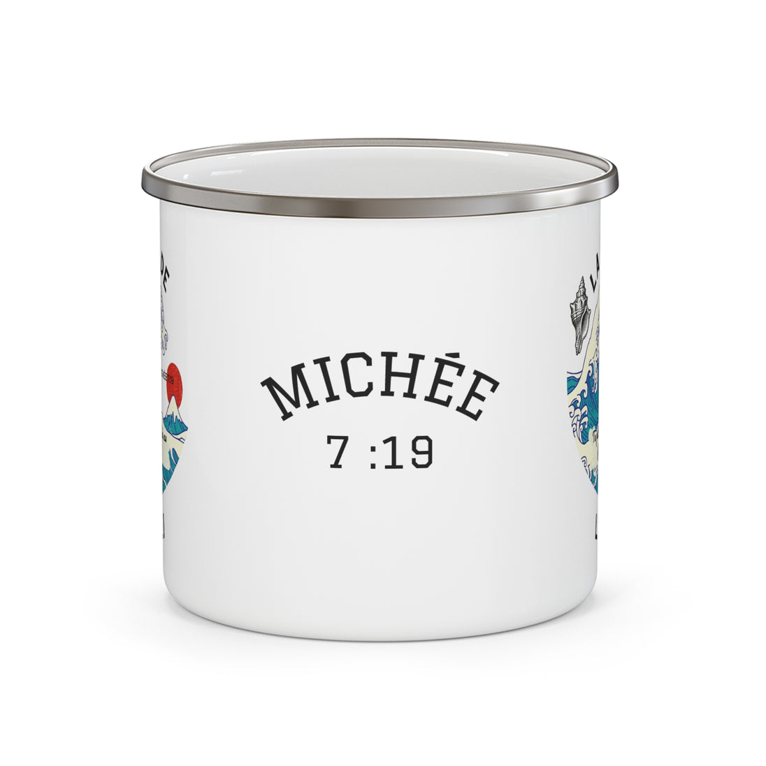 Tasse de camping en émail blanc avec l'inscription Michée 7:19 et une illustration de vagues.