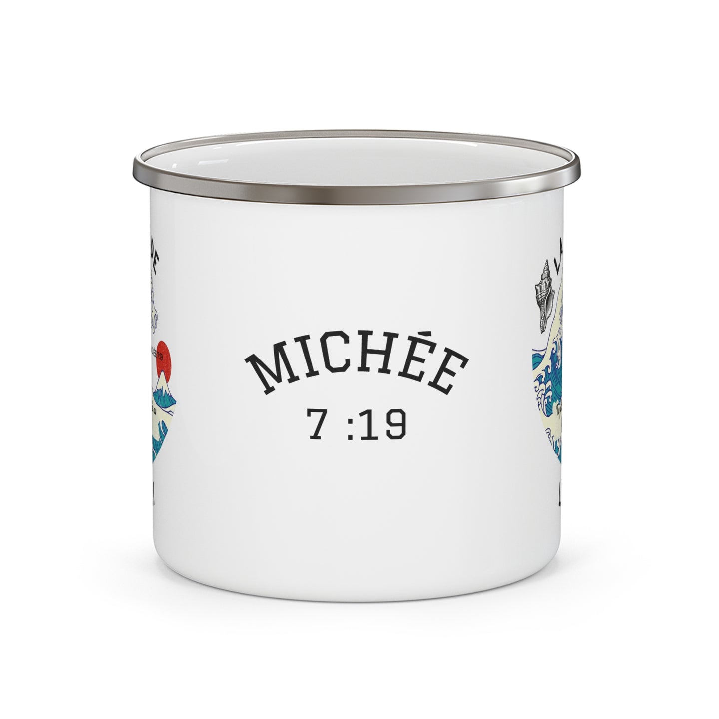 Tasse de camping en émail blanc avec l'inscription Michée 7:19 et une illustration de vagues.