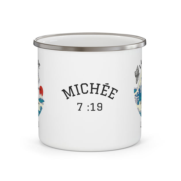 Tasse de camping en émail blanc avec l'inscription Michée 7:19 et une illustration de vagues.