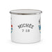 Tasse de camping en émail blanc avec l'inscription Michée 7:19 et une illustration de vagues.