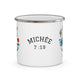 Tasse de camping en émail blanc avec l'inscription Michée 7:19 et une illustration de vagues.