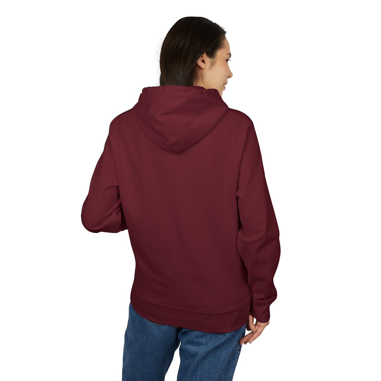 Une femme porte un sweat à capuche bordeaux uni vu de dos.