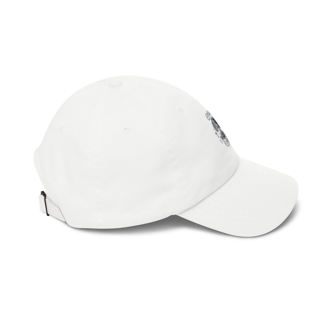 Casquette blanche de style dad cap avec une visière courbée et une sangle ajustable.
