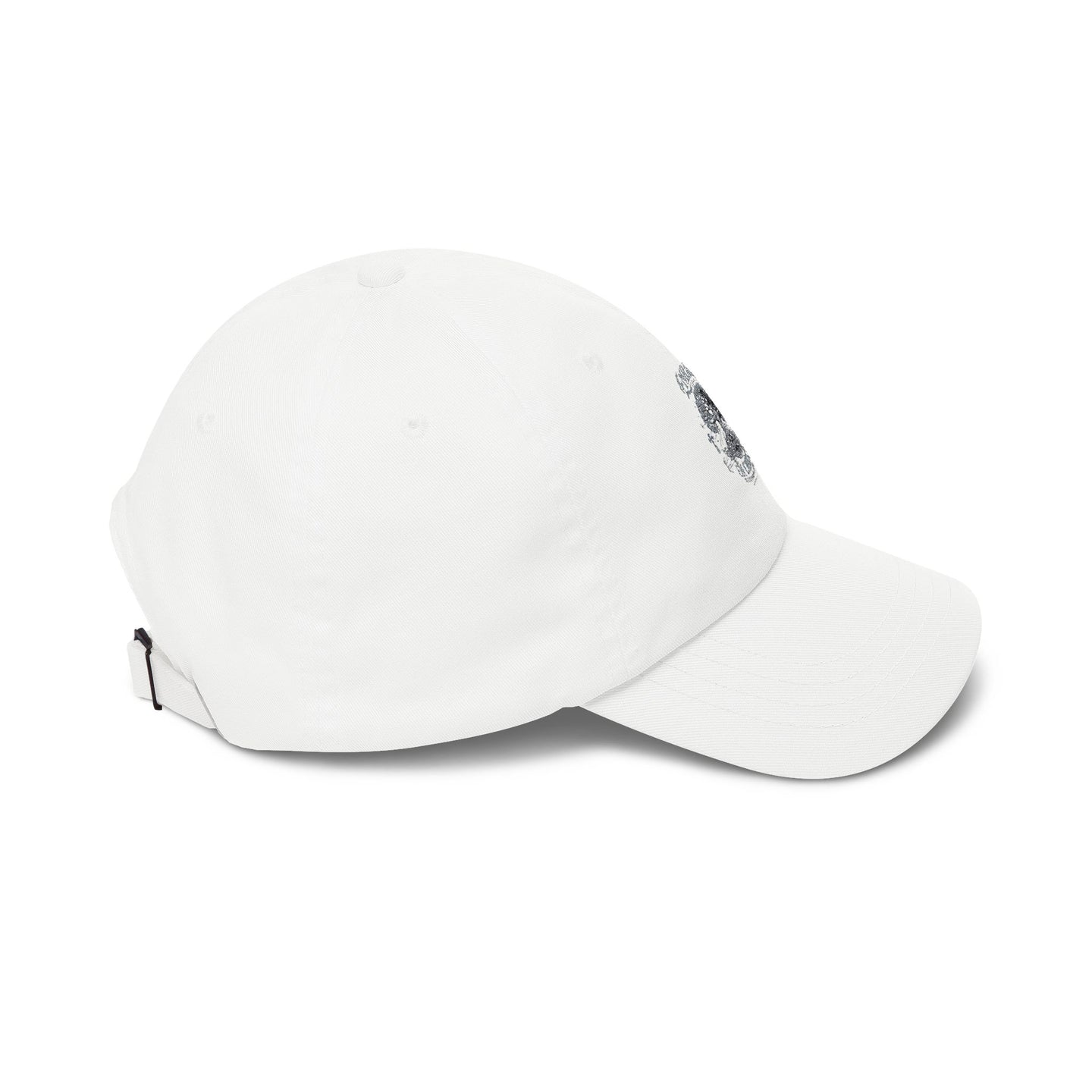 Casquette blanche de style dad cap avec une visière courbée et une sangle ajustable.