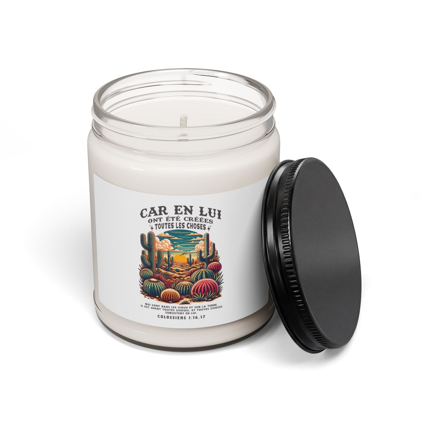 Bougie en cire dans un pot en verre avec couvercle noir et étiquette illustrée d'un désert.