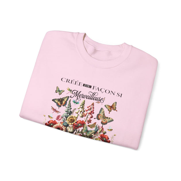 Sweat-shirt rose pâle orné d'un motif floral et de papillons avec l'inscription Créée de façon merveilleuse.