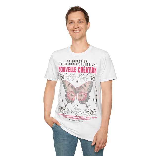 T-shirt blanc homme avec papillon aquarelle et texte biblique en français sur la nouvelle création.